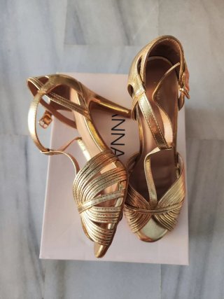 Tacones dorados Anna Field talla 36