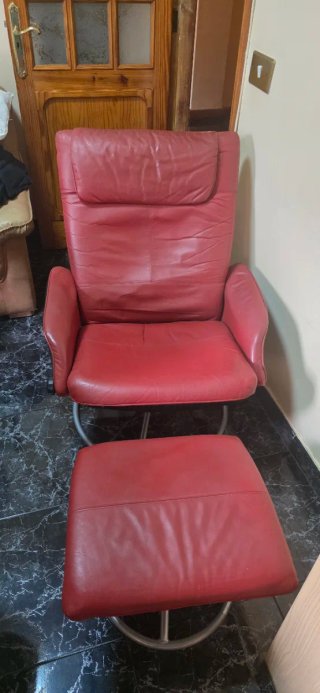 Poltrona reclinabile in pelle rossa con poggiapiedi