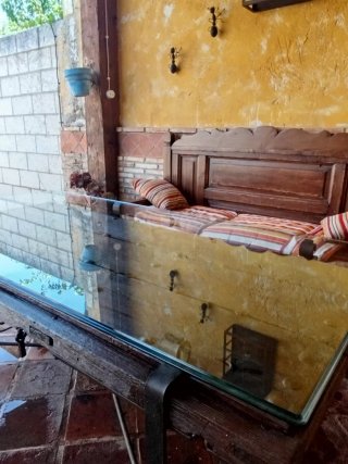 Mesa rústica de madera y metal