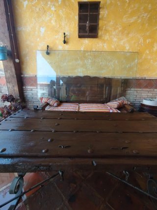 Mesa rústica de madera y metal