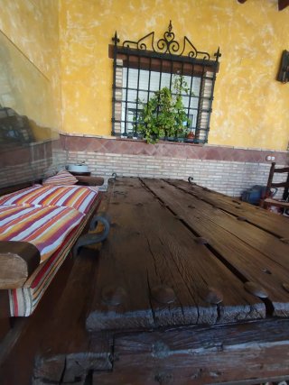 Mesa rústica de madera y metal