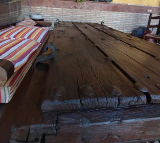 Mesa rústica de madera y metal
