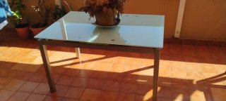 Mesa de cristal y metal gris