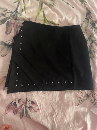 Minifalda negra con tachuelas