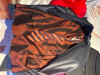 Traje de hombre naranja y negro
