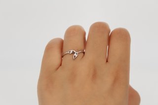 Anillo de oro blanco de 18k con diamantes. Ref:045-01-01959