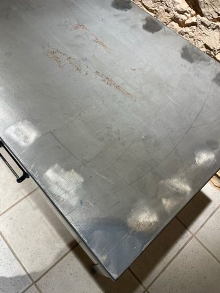 Mesa de trabajo metálica maciza
