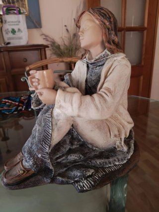 Figura Rústica Mujer con Taza - 29x25 cm