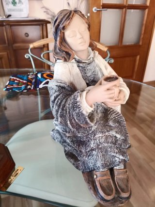 Figura Rústica Mujer con Taza - 29x25 cm