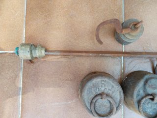 Balanza romana antigua con pesas