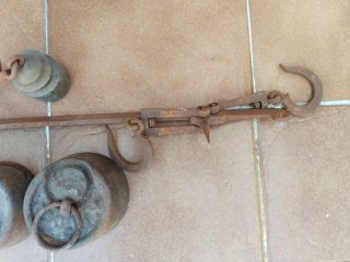 Balanza romana antigua con pesas