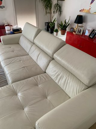 Divano in pelle color crema