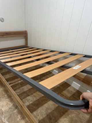 Cama individual con somier de madera