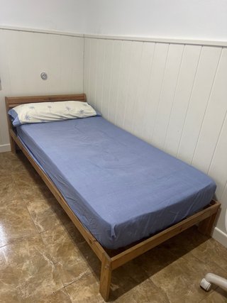 Cama individual con somier de madera