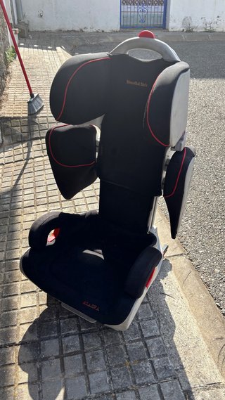 Silla de coche infantil negra y gris