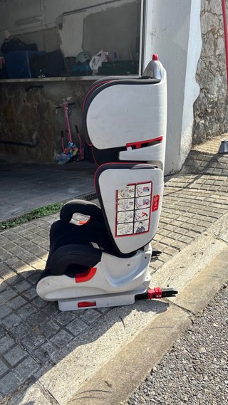 Silla de coche infantil negra y gris