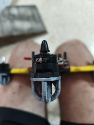 Drone DIY con brazos amarillos
