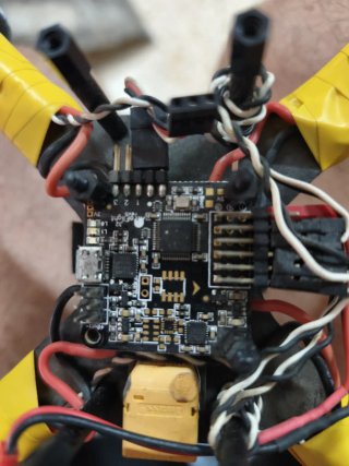 Drone DIY con brazos amarillos