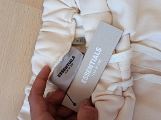 Shorts Essentials Beige y Negro