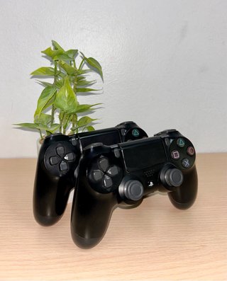 Consola PS4 + 2 Mandos + 2 juegos