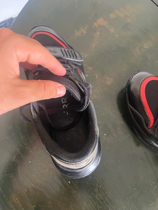 Leer descripcionZapatillas Burberry Negras y Rojas