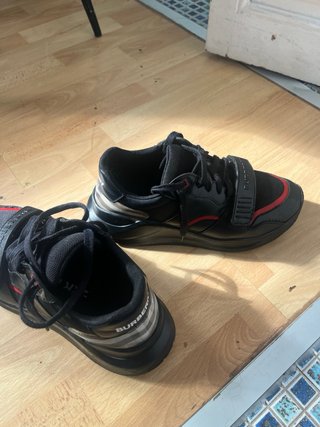 Leer descripcionZapatillas Burberry Negras y Rojas