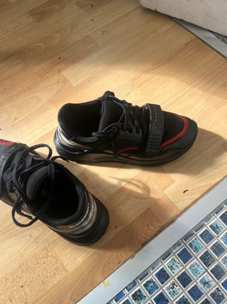 Leer descripcionZapatillas Burberry Negras y Rojas