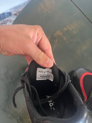Leer descripcionZapatillas Burberry Negras y Rojas