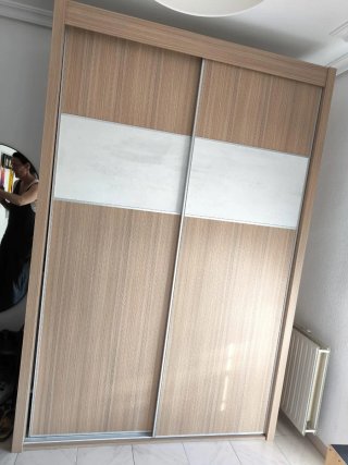 Armario de madera con puertas correderas