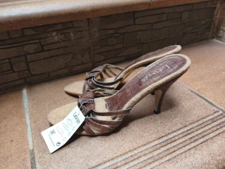 Tacones bajos verano beige y marrón