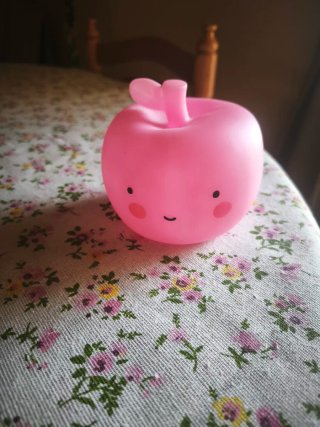 Lámpara infantil rosa con forma de manzana