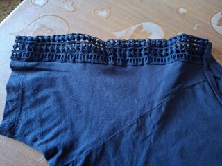 Maglietta donna blu con dettagli in pizzo