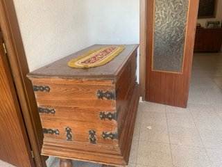 Arcón antiguo de madera y metal