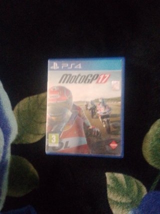 PS4 (PlayStation 4) Negra + FIFA 20 y MotoGP