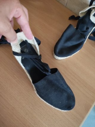Alpargatas de cuña negras y beige