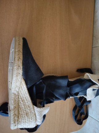 Alpargatas de cuña negras y beige