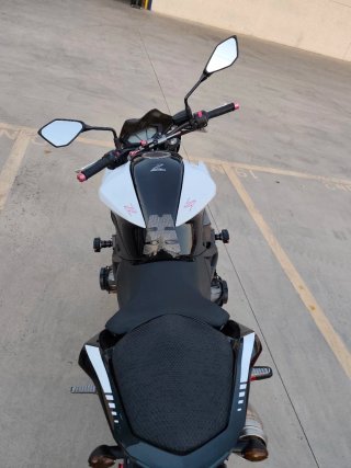 Kawasaki Z800 Naked Blanca Negra i roja
