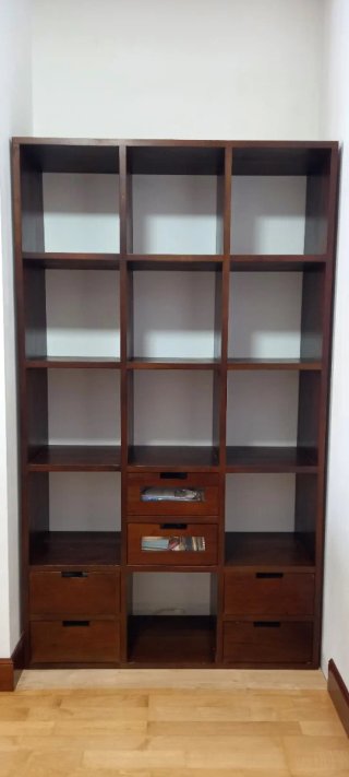 Librería o estanteria de madera maciza