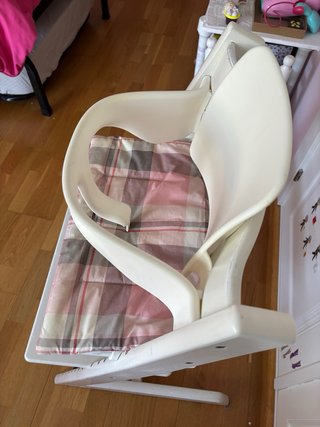 Trona de madera blanca marca Stoke con accesorios.