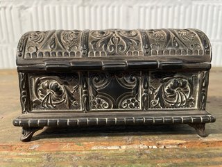 CAJA COFRE JOYERO ANTIGUO. METAL Y TERCIOPELO