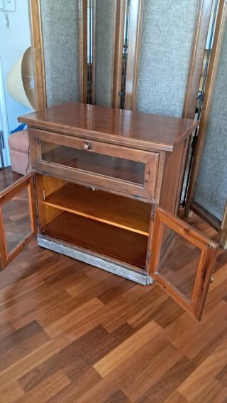Mesa auxiliar de madera con cristal