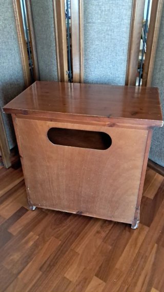 Mesa auxiliar de madera con cristal
