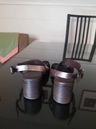 Sandalias de tacón marrón y negro
