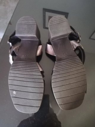 Sandalias de tacón marrón y negro
