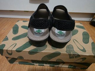 Sandalias KOR'S mujer negras y grises