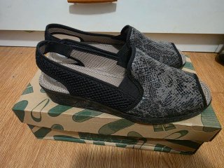 Sandalias KOR'S mujer negras y grises