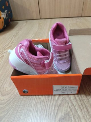Zapatillas rosas con ruedas talla 28