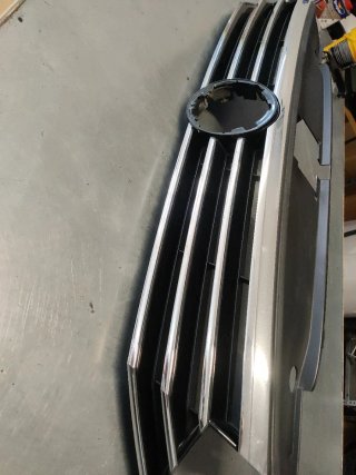 CALANDRA DELANTERA CENTRAL VW PASSAT B7 CROM