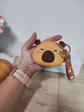 Monedero Capybara con correa floral