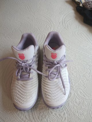 Zapatillas pádel K-Swiss blancas y lilas